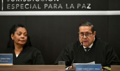 Le magistrat Camilo Suarez, de la Juridiction spéciale de paix (Jep), et la magistrate Ana Ochoa lors de la lecture du jugement contre d'anciens chefs de la guérilla des FARC, le 16 septembre 2025 à Bogota, en Colombie ( AFP / RAUL ARBOLEDA )