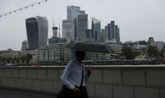 Un piéton marche le long de la Tamise à Londres