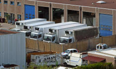 Neuf camions réfrigérés où reposent une centaine de corps provenant de morgues d'Ile-de-France saturées, le 24 août 2003 à Ivry-sur-Seine, dans le Val-de-Marne, après un épisode de canicule qui a causé quelque 15.000 morts ( AFP / MEHDI FEDOUACH )