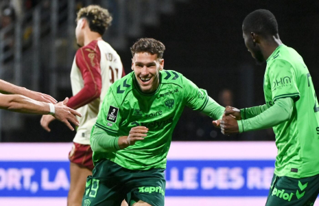 Saint-Étienne nouveau leader de Ligue 2 après avoir dépiauté Pau