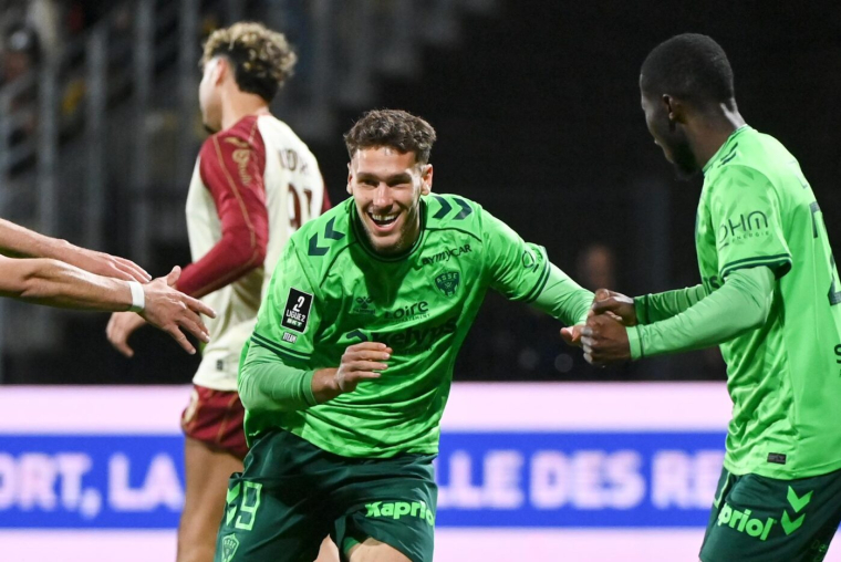 Saint-Étienne nouveau leader de Ligue 2 après avoir dépiauté Pau