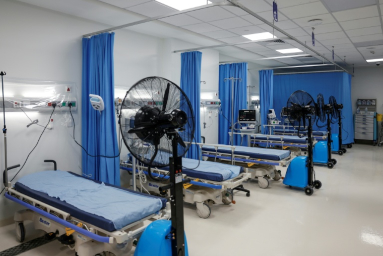Du matériel médical dans un hôpital de Mina, près de La Mecque, en prévision du pèlerinage annuel du Hajj, le 23 mai 2026 en Arabie saoudite ( AFP / Zain JAAFAR )