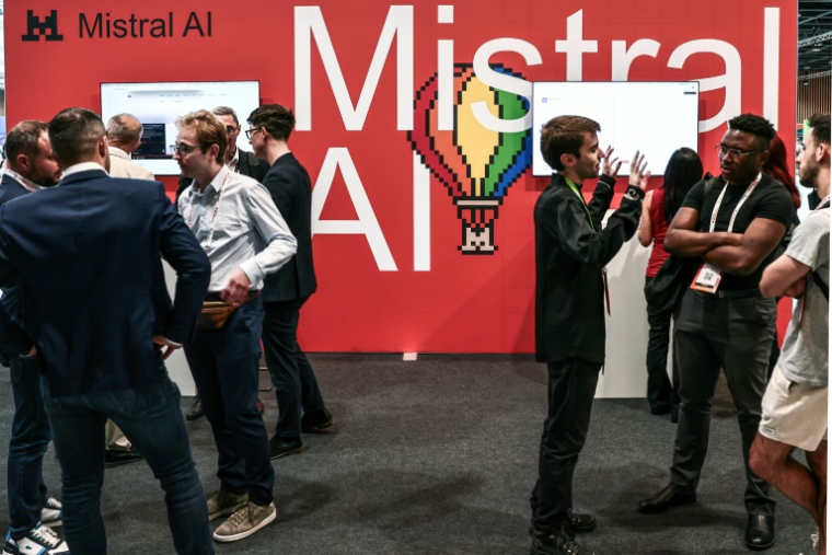 Des visiteurs sur le stand Mistral AI lors du salon VivaTech, le 11 juin 2025 à Paris ( AFP / Thibaud MORITZ )