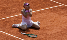 La Russe Mirra Andreeva après sa victoire face à la Polonaise Maja Chwalinska en finale de Roland-Garros le 6 juin 20216. A 19 ans, elle remporte le premier titre en Grand Chelem de sa carrière ( AFP / Alain JOCARD )