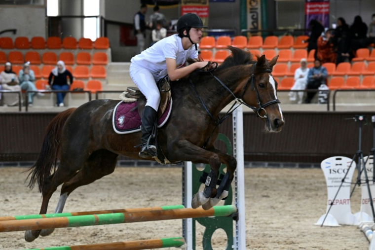 Un cavalier participe à une compétition à Dimas, au nord-ouest de Damas, le 9 mai 2025. ( AFP / LOUAI BESHARA )