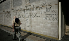 Graffiti sur un mur de Bordeaux avant le mouvement "Bloquons tout", le 9 septembre 2025 ( AFP / Philippe LOPEZ )