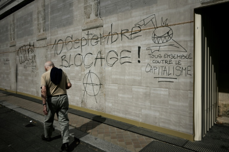 Graffiti sur un mur de Bordeaux avant le mouvement "Bloquons tout", le 9 septembre 2025 ( AFP / Philippe LOPEZ )