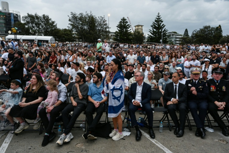 Des personnes assistent à une cérémonie en hommage aux victimes de la fusillade survenue à Bondi Beach, le 21 décembre 2025 à Sydney, en Australie ( AFP / Saeed KHAN )