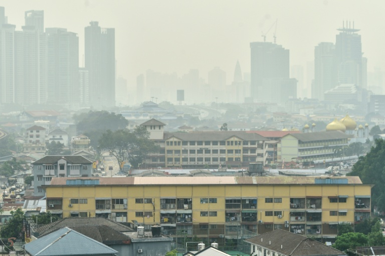 Les fumées toxiques à Kuala Lumpur le 7 octobre 2026 ( AFP / Arif Kartono )