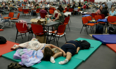 Dans un hall du parc des expositions de Bordeaux qui accueille des personnes évacuées en raison des incendies, le 25 juillet 2026 à Bordeaux ( AFP / ALAIN JOCARD )