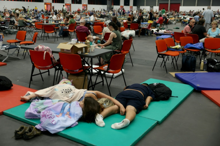 Dans un hall du parc des expositions de Bordeaux qui accueille des personnes évacuées en raison des incendies, le 25 juillet 2026 à Bordeaux ( AFP / ALAIN JOCARD )