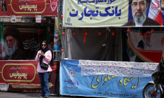 Une femme se tient sous une bannière représentant le guide suprême de l'Iran, l'ayatollah Mojtaba Khamenei, dans une rue de Téhéran, le 2 mai 2026 ( AFP / - )