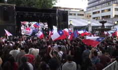 Chili: la candidate Jeannette Jara salue ses partisans à Santiago après le vote