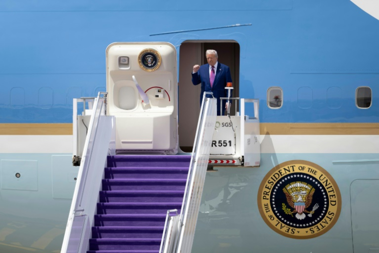 Le président américain Donald Trump débarque d'Air Force One à son arrivée à Ryad, le 13 mai 2025 en Arabie saoudite ( AFP / Brendan Smialowski )