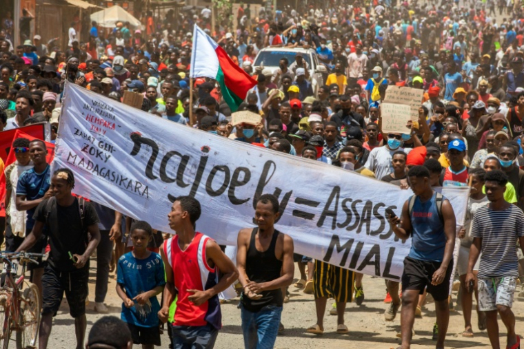Des manifestants défilent contre le gouvernement à Antsiranana, le 4 octobre 2025 à Madagascar ( AFP / FITA )