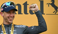 L'Australien Kaden Groves célèbre sa victoire lors de la 20e étape du Tour de France, à Pontarlier, le 26 juillet 2025 ( AFP / Loic VENANCE )