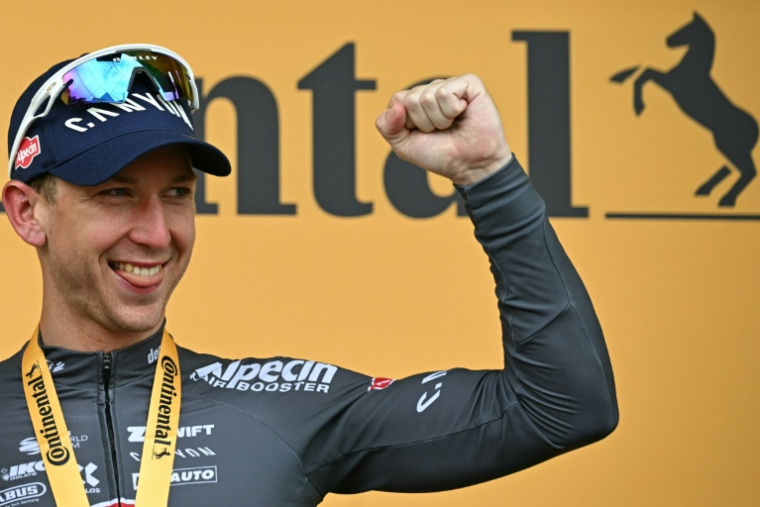 L'Australien Kaden Groves célèbre sa victoire lors de la 20e étape du Tour de France, à Pontarlier, le 26 juillet 2025 ( AFP / Loic VENANCE )