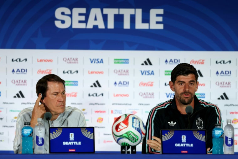 Rudi Garcia, le sélectionneur français de la Belgique (à gauche) et Thibaut Courtois, le gardien des Diable rouges, en conférence de presse le 5 juillet 2026 à Seattle. "Je ne savais pas que le 5 juillet correspondait au 1er avril à la Fifa", a ironisé le premier ( GETTY IMAGES NORTH AMERICA / JAMIE SQUIRE )