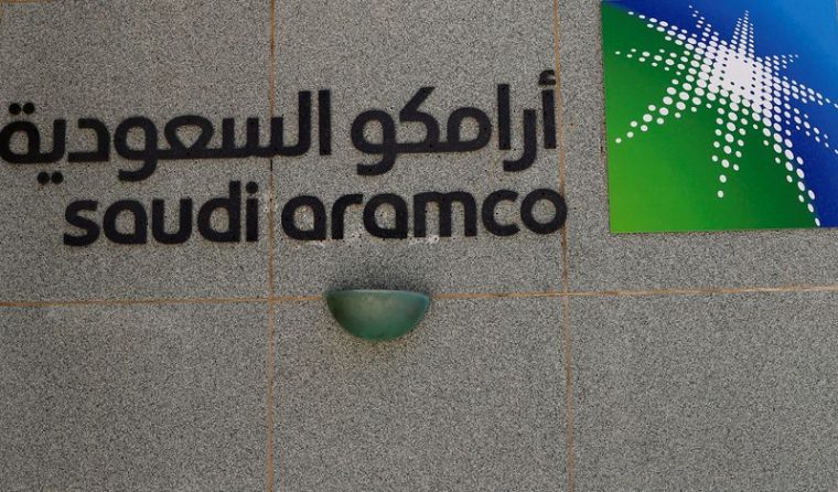 Le logo de Saudi Aramco est visible au siège social d'Aramco à Dhahran