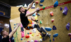 Un vétéran ukrainien blessé au combat et qui porte un prothèse de jambe, s'entraîne à l'escalade à Kiev, le 26 février 2026 ( AFP / HENRY NICHOLLS )
