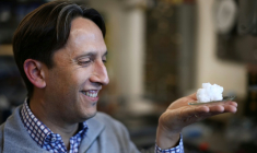 Le fondateur de Barocal, Xavier Moya, tient un exemple de son matériau "réfrigérant solide" à Cambridge, le 9 mai 2025 ( AFP / HENRY NICHOLLS )