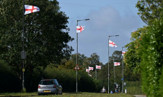 Des drapeaux de l'Angleterre accrochés à des lampadaires à York (nord), le 31 août 2025 ( AFP / Paul ELLIS )