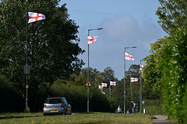 Des drapeaux de l'Angleterre accrochés à des lampadaires à York (nord), le 31 août 2025 ( AFP / Paul ELLIS )