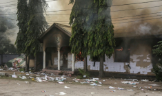 (Photo d'archives) Un bureau de vote incendié pendant des affrontements à Dar es Salaam (Tanzanie) le 29 octobre 2025, pendant les élections présidentielle et législatives ( AFP / - )