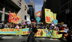 Des manifestants défilant contre Donald Trump à New York à l'occasion de la journée de protestation "No Kings" organisée dans tout le pays, le 18 octobre 2025 ( AFP / TIMOTHY A.CLARY )