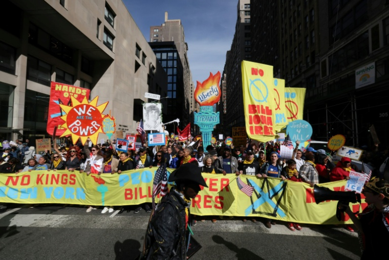 Des manifestants défilant contre Donald Trump à New York à l'occasion de la journée de protestation "No Kings" organisée dans tout le pays, le 18 octobre 2025 ( AFP / TIMOTHY A.CLARY )