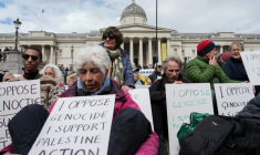 Des manifestants rassemblés pour réclamer la levée de l'interdiction du groupe Palestine Action, à Trafalgar Square, dans le centre de Londres, le 11 avril 2026 ( AFP / CARLOS JASSO )