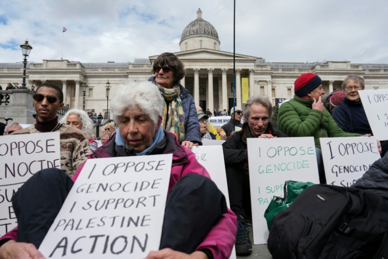 Des manifestants rassemblés pour réclamer la levée de l'interdiction du groupe Palestine Action, à Trafalgar Square, dans le centre de Londres, le 11 avril 2026 ( AFP / CARLOS JASSO )