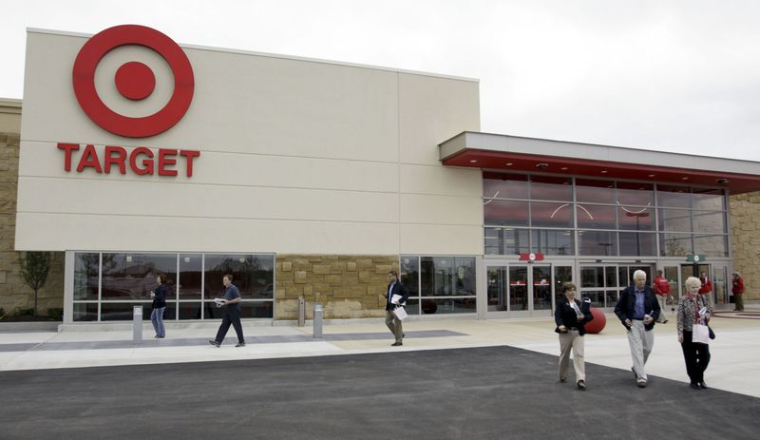 Les actionnaires de Target Corporation quittent l'assemblée générale annuelle après avoir voté en faveur du maintien des membres actuels du conseil d'administration de Target, dans un nouveau magasin Target situé à Waukesha.