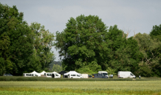 Une zone a été bouclée par la gendarmerie à Rouvray, dans l'Yonne, le 26 mai 2025, avant des fouilles dans le "cimetière" du tueur en série Emile Louis ( AFP / ARNAUD FINISTRE )