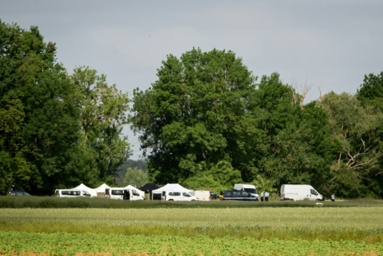 Une zone a été bouclée par la gendarmerie à Rouvray, dans l'Yonne, le 26 mai 2025, avant des fouilles dans le "cimetière" du tueur en série Emile Louis ( AFP / ARNAUD FINISTRE )