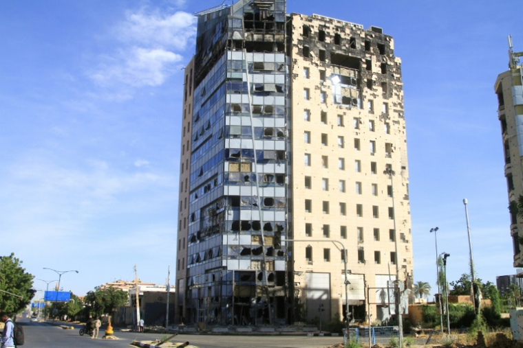 Un immeuble détruit à Khartoum alors que les efforts de reconstruction des infrastructures reprennent après près de trois ans de guerre, le 17 janvier 2026 au Soudan ( AFP / Ebrahim HAMID )