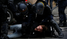 "GILETS JAUNES": DES CENTAINES D'INTERPELLATIONS À PARIS