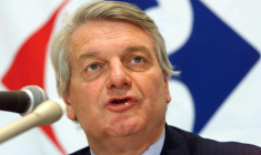 Daniel Bernard, PDG de Carrefour, lors d'une conférence de presse à au Japon, le 7 décembre 2000 ( AFP / TORU YAMANAKA )