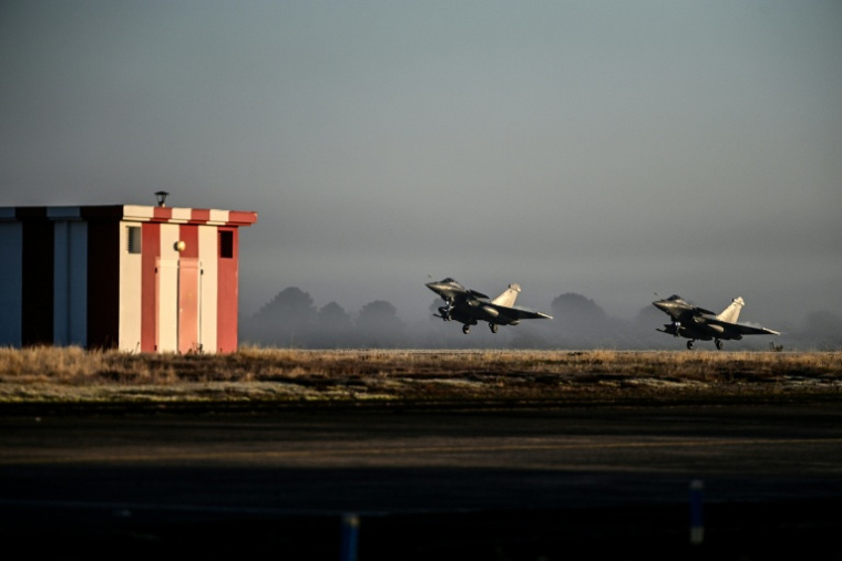Des Rafale au décollage lors d'un exercice à Mont-de-Marsan, dans les Landes, le 26 novembre 2025 ( AFP / Christophe ARCHAMBAULT )