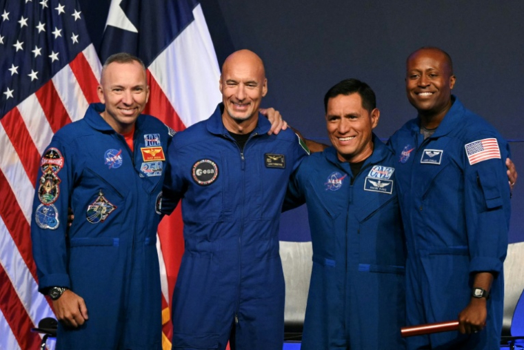 (g-d) Le commandant de la Nasa Randy Bresnik, le pilote astronaute de l'ESA Luca Parmitano, le spécialiste de mission astronautique de la Nasa Frank Rubio et le spécialiste de mission astronautique de la Nasa Andre Douglas lors d'une conférence de presse annonçant la composition de l'équipage de la mission Artemis III au Centre spatial Johnson de la Nasa à Houston, au Texas, le 9 juin 2026 ( AFP / RONALDO SCHEMIDT )