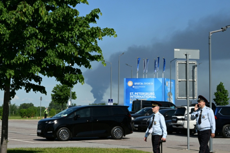 De la fumée à proximité de l'endroit où se tient le Forum économique (SPIEF) de Saint-Pétersbourg, le 3 juin 2026, en Russie ( AFP / STRINGER )