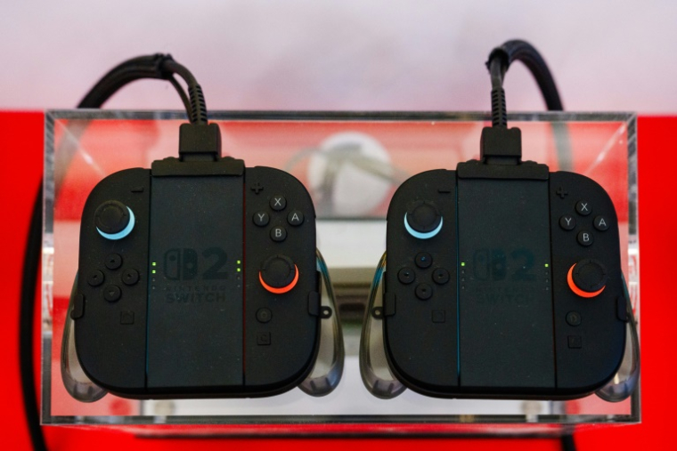 Des manettes amovibles de la nouvelle console de jeux vidéo Nintendo Switch 2 lors de sa présentation à Paris, le 2 avril 2025 ( AFP / Dimitar DILKOFF )