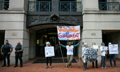 Des manifestants protestent contre l'inculpation de l'ancien directeur du FBI, la police fédérale américaine, James Comey, devant le tribunal fédéral d'Alexandria, aux Etats-Unis, le 8 octobre 2025 ( AFP / ANDREW CABALLERO-REYNOLDS )