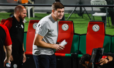 Steven Gerrard se fait encore virer