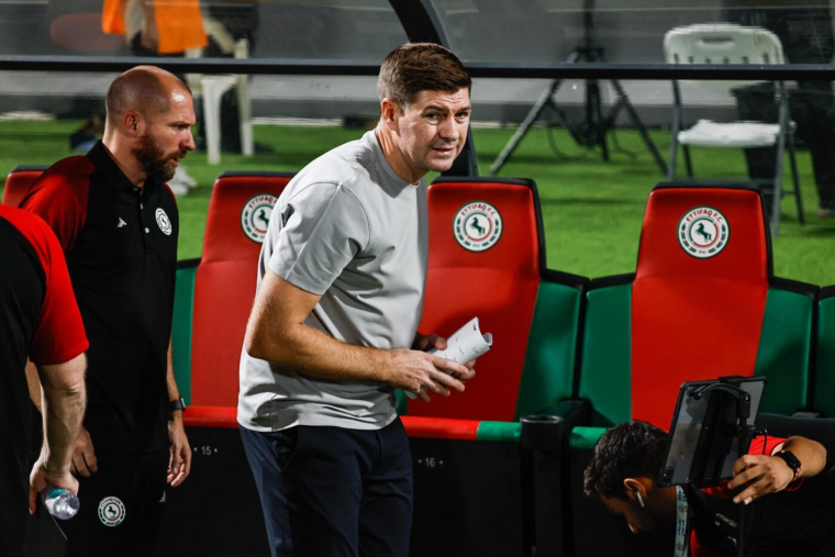 Steven Gerrard se fait encore virer
