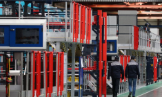 Des employés d'Alstom marchent à l'intérieur de l'usine Alstom à Aytré