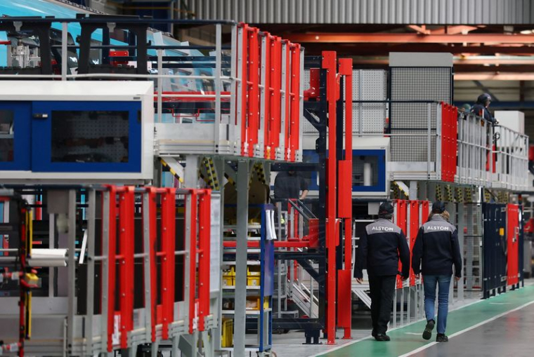 Des employés d'Alstom marchent à l'intérieur de l'usine Alstom à Aytré