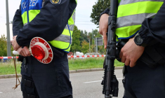 Des policiers allemands effectuent des contrôles à la frontière avec la France, à Kehl