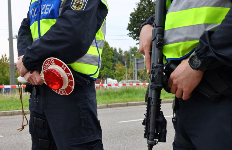 Des policiers allemands effectuent des contrôles à la frontière avec la France, à Kehl