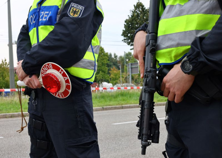 Des policiers allemands effectuent des contrôles à la frontière avec la France, à Kehl